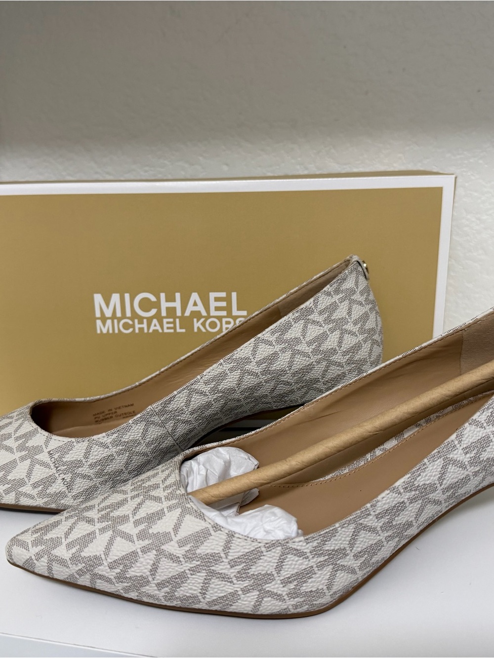 NWB Michael Kors Alina Kitten Heel Pumps Size 6